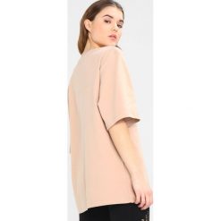 Topy sportowe damskie: Ivy Park BADGE LOGO TEE Tshirt z nadrukiem sand