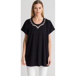 Czarny t-shirt maxi My Twin ze zdobieniami. Czarne t-shirty damskie Twinset, s, z aplikacjami, z bawełny, z okrągłym kołnierzem. Za 195,60 zł.