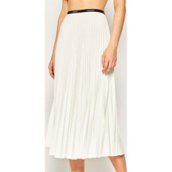 Spódnica plisowana Lacoste JF5455. Białe spódniczki damskie Lacoste, xs, bez wzorów, z poliesteru, midi. Za 749,00 zł.