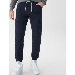 Joggery z kieszeniami cargo - Granatowy. Spodnie męskie House. W wyprzedaży za 49,99 zł.