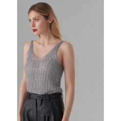 Dzianinowy top z lureksu - Szary. Szare topy damskie Mohito, s, bez wzorów, z dzianiny, bez kołnierzyka. Za 69,99 zł.