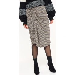 Spódnica w kratę w nowczesnym fasonie. Czarne spódniczki damskie Top Secret, na zimę, bez wzorów, z tkaniny, eleganckie, koszulowe. Za 119,99 zł.