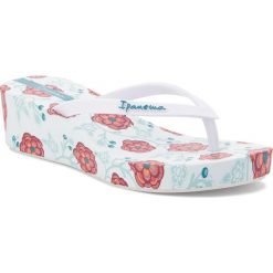 Japonki IPANEMA - Floral Plat Fem 82284 White/Green 20547. Białe klapki damskie marki Ipanema, bez wzorów, z tworzywa sztucznego, bez obcasa, na obcasie. Za 109,99 zł.