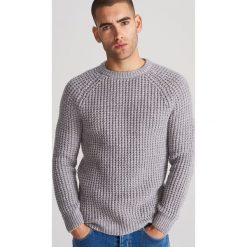 Sweter o grubym splocie - Jasny szary. Szare swetry damskie Reserved, s, bez wzorów, ze splotem, bez kołnierzyka, bez kaptura. Za 159,99 zł.