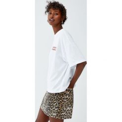 T-shirty damskie: Koszulka z wyhaftowanym napisem w białym kolorze
