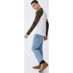 Koszulka z długimi rękawami raglanowymi moro. Czarne koszulki męskie Pull&Bear, m, moro, bez kołnierzyka, z długim rękawem, długie. Za 49,90 zł.