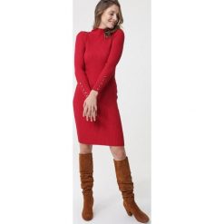 Czerwona Sukienka Lansdowne. Czerwone sukienki damskie Born2be, s, moro, z dzianiny, militarne, długie, midi. Za 89,99 zł.