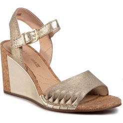 Sandały CLARKS - Spiced Poppy 261407944 Champagne. Żółte klapki damskie Clarks, bez wzorów, ze skóry, bez obcasa. W wyprzedaży za 189,00 zł.