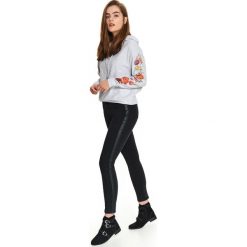 Damskie spodnie skinny z lampasem. Szare spodnie damskie Top Secret, na zimę, bez wzorów, z jeansu. W wyprzedaży za 99,99 zł.