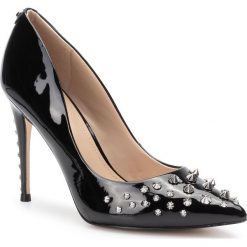 Szpilki GUESS - Outlee FL7OUT PAT08 BLACK. Czarne półbuty damskie Guess, z aplikacjami, ze skóry ekologicznej, bez obcasa, na obcasie, bez zapięcia. Za 769,00 zł.