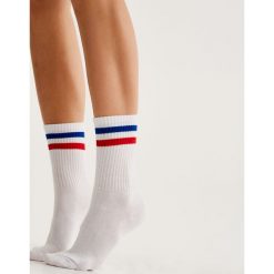 Sportowe skarpetki. Białe skarpetki damskie Pull&Bear, bez wzorów. Za 15,90 zł.