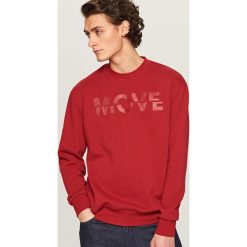 Bluzy męskie: Dresowa bluza z nadrukiem - Czerwony