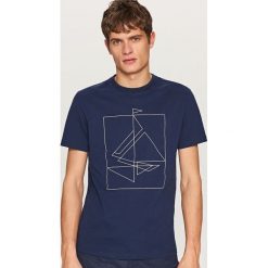 T-shirty męskie: T-shirt z kontrastowym nadrukiem – Granatowy
