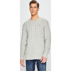 Tommy Jeans - Sweter. Szare swetry klasyczne męskie marki Tommy Jeans, s, z bawełny, z okrągłym kołnierzem. Za 449,90 zł.