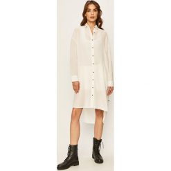 Pepe Jeans - Sukienka Marieta. Białe sukienki damskie Pepe Jeans, na co dzień, s, bez wzorów, z bawełny, casualowe, bez kołnierzyka, z długim rękawem, długie, mini, proste. W wyprzedaży za 149,90 zł.