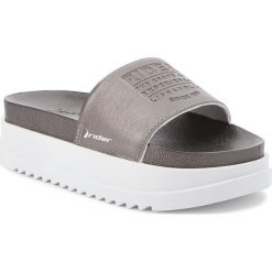 Klapki RIDER - Power Up Slide Fem 11297 White/Silver 23554. Szare klapki damskie Rider, bez wzorów, ze skóry ekologicznej, bez obcasa. Za 139,99 zł.