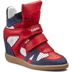 Sneakersy CARINII - B3400M Sam. 1238/Nappa Biała/Ferro 1242. Czerwone botki damskie skórzane marki Carinii, na koturnie. W wyprzedaży za 279,00 zł.