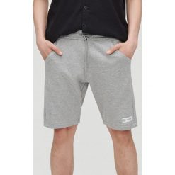 Bawełniane szorty - Jasny szary. Szare spodenki i szorty męskie Cropp, s, bez wzorów, z bawełny. Za 59,99 zł.