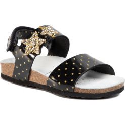 Sandały GEOX - J Adriel G. A J028MA 0BCQD C0495 M Black/Gold. Czarne sandały dziewczęce Geox, ze skóry ekologicznej, bez zapięcia. W wyprzedaży za 109,00 zł.