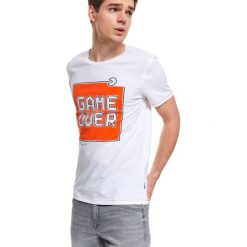 T-shirt z nadrukiem. Białe t-shirty męskie Top Secret, na lato, xxl, z nadrukiem, z bawełny, bez kołnierzyka, krótkie. W wyprzedaży za 19,99 zł.