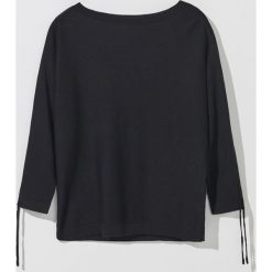 Wiskozowy sweter z ozdobnym detalem -. Swetry damskie Mohito, s, bez wzorów, z wiskozy, bez rękawów, bez kaptura. Za 89,99 zł.