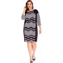 Sukienka z rękawem 3/4 czarny. Czarne sukienki damskie N/A, plus size, bez wzorów, bez kołnierzyka, plus size, bez rękawów. Za 207,89 zł.