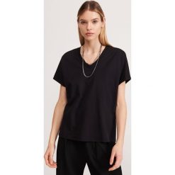 Gładki T-shirt z dekoltem V - Czarny. Czarne t-shirty damskie Reserved, s, bez wzorów, bez kołnierzyka. Za 89,99 zł.