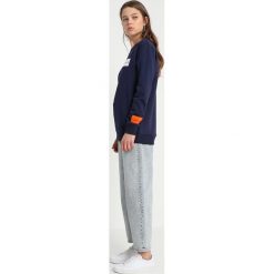 Calvin Klein Jeans MULTI LOGO SWEATSHIRT Bluza peacoat. Niebieskie bluzy damskie Calvin Klein Jeans, s, bez wzorów, z bawełny, bez rękawów, bez kaptura. Za 449,00 zł.