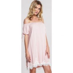 Różowa Sukienka Walk In. Różowe sukienki damskie Renee, s, bez wzorów, z koronki, eleganckie, bez kołnierzyka, bez rękawów, mini. Za 79,99 zł.