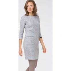 Sukienka w kropeczki. Sukienki damskie Monnari, na co dzień, z aplikacjami, bez kołnierzyka, bez rękawów, midi, dopasowane. Za 279,00 zł.