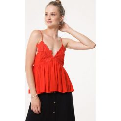 Czerwony Top Spring In. Czerwone bluzki damskie Born2be, na imprezę, s, z aplikacjami, z jeansu, z dekoltem na plecach, bez rękawów. Za 69,99 zł.