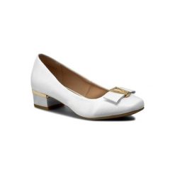 CLARA BARSON W16SS078-11. Białe półbuty damskie Clara Barson, bez wzorów, ze skóry ekologicznej, bez obcasa, bez zapięcia. Za 89,99 zł.