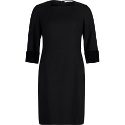 Sukienka w kolorze czarnym. Czarne sukienki damskie Betty & Co, bez wzorów, z dekoltem na plecach, bez rękawów, mini. W wyprzedaży za 175,95 zł.