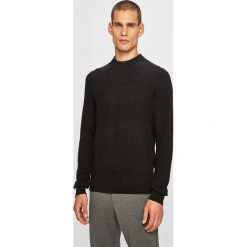 Calvin Klein - Sweter. Czarne swetry męskie Calvin Klein, m, bez wzorów, z bawełny, z okrągłym kołnierzem, bez kaptura. W wyprzedaży za 149,90 zł.