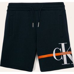 Calvin Klein Jeans - Szorty dziecięce 116-176 cm. Niebieskie spodenki chłopięce z haftami, z elastanu, sportowe. Za 299,90 zł.
