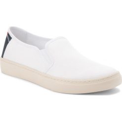 Tenisówki TOMMY JEANS - Light Slip On EM0EM00152 White 100. Białe półbuty męskie Tommy Jeans, na co dzień, bez wzorów, z jeansu, bez zapięcia. W wyprzedaży za 209,00 zł.