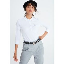 Koszulka polo w kolorze białym. Białe koszulki damskie l, polo. W wyprzedaży za 79,95 zł.