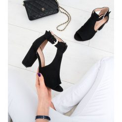 Sandałki damskie Laura Mode QL-97 Czarne. Czarne sandały damskie LAURA MODE, bez wzorów, z tworzywa sztucznego, na wysokim obcasie, na obcasie, bez zapięcia. Za 99,00 zł.