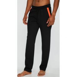 Emporio Armani - Spodnie piżamowe. Czarne piżamy męskie marki Emporio Armani, s, z elastanu. W wyprzedaży za 229,90 zł.