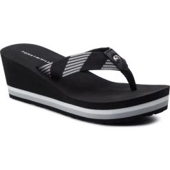 Japonki TOMMY HILFIGER - Glitter Webbing Mid Beach Sandal FW0FW04244 Black 990. Czarne klapki damskie TOMMY HILFIGER, bez wzorów, ze skóry, bez obcasa, na obcasie. W wyprzedaży za 129,00 zł.