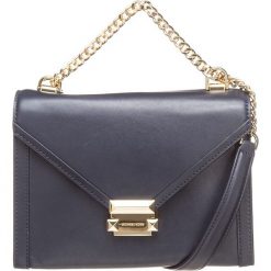 Skórzana torebka "Whitney" w kolorze granatowym - 24 x 16 x 8 cm. Niebieskie torebki klasyczne damskie Michael Kors Accessoires, w paski, ze skóry, na ramię, bez dodatków. W wyprzedaży za 849,95 zł.
