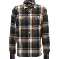 Knowledge Cotton Apparel CHECKED Koszula black forrest. Czarne koszule męskie marki Knowledge Cotton Apparel, m, bez wzorów, z bawełny, bez kołnierzyka, bez rękawów. Za 419,00 zł.