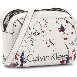 Torebka CALVIN KLEIN BLACK LABEL - Ck Zone Small Crossbody K60K604198 904. Białe listonoszki damskie marki Calvin Klein Black Label. Za 349,00 zł.