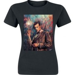 Doctor Who Alice X Zhang 11th Doctor With Sonic Screwdriver Koszulka damska czarny. Czarne koszulki damskie marki Doctor Who, l, z nadrukiem, klasyczne, z okrągłym kołnierzem. Za 74,90 zł.