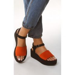 Pomarańczowe Sandały Retailer. Pomarańczowe koturny damskie Born2be, bez obcasa, na platformie, ze sprzączką. Za 79,99 zł.
