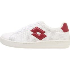 Buty sportowe męskie: Lotto 1973 VII MICRO Obuwie multicourt white/red