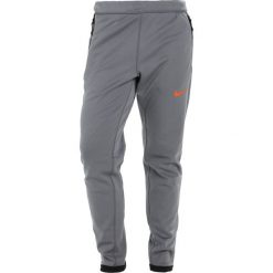 Nike Performance Spodnie treningowe cool grey/black/hyper crimson. Szare spodnie męskie marki Nike Performance, m, bez wzorów, z elastanu, sportowe, długie. W wyprzedaży za 375,20 zł.