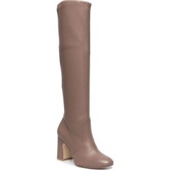 Kozaki STUART WEITZMAN - Milla 1L23124 Taupe Str Nappa. Brązowe kozaki damskie Stuart Weitzman, ze skóry ekologicznej, bez obcasa, bez zapięcia. W wyprzedaży za 1799,00 zł.
