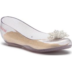 Baleriny GUESS - FJMME3 RUB02 100H. Szare baleriny damskie Guess, na co dzień, z aplikacjami, z tworzywa sztucznego, bez obcasa, bez zapięcia. W wyprzedaży za 179,00 zł.