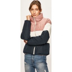 Jacqueline de Yong - Kurtka. Różowe kurtki damskie Jacqueline de Yong, s, bez wzorów, z poliesteru, krótkie. W wyprzedaży za 119,90 zł.